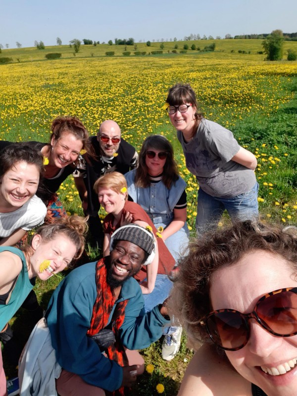 Gruppenbild von pulk fiktion auf einer grünen Wiese