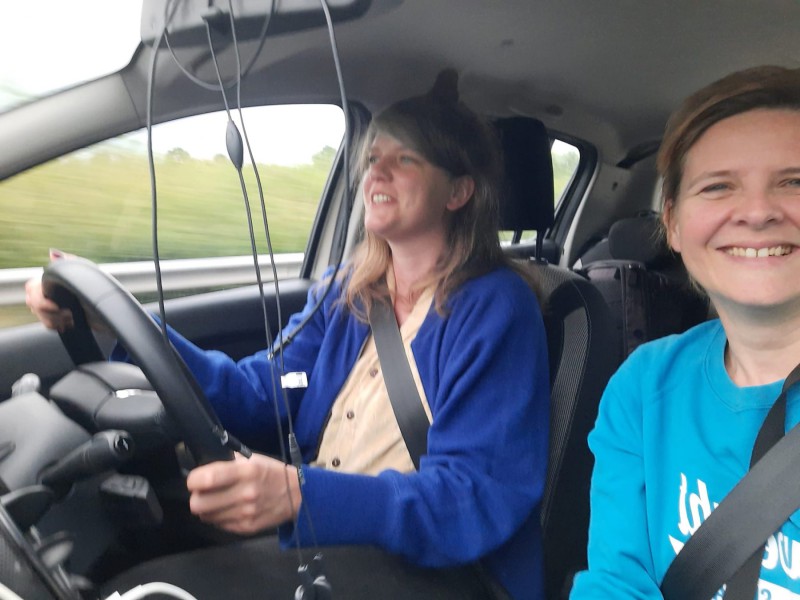 Hannah und Lisa im Auto auf dem Weg nach Hildesheim.