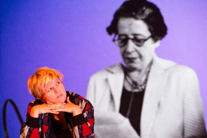 Hannah Biedermann denkt vor dem Bild von Hannah Arendt